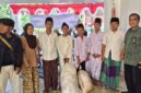 Penerima daging kurban dari Panti Yatim Piatu Al Kahfi saat kegiatan pembagian daging kurban yang digelar oleh Pengadilan Negeri Palembang Kelas IA Khusus, Jumat (29/5/2026).