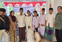 Penerima daging kurban dari Panti Yatim Piatu Al Kahfi saat kegiatan pembagian daging kurban yang digelar oleh Pengadilan Negeri Palembang Kelas IA Khusus, Jumat (29/5/2026).