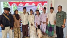 Penerima daging kurban dari Panti Yatim Piatu Al Kahfi saat kegiatan pembagian daging kurban yang digelar oleh Pengadilan Negeri Palembang Kelas IA Khusus, Jumat (29/5/2026).