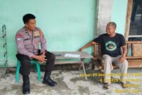 Anggota Polsek Buay Madang Timur, Aiptu Sahrul Munir (kiri), berbincang dengan seorang warga saat melaksanakan kegiatan sambang kamtibmas di Desa Sumber Asri, Kecamatan Buay Madang Timur, Kabupaten OKU Timur. 