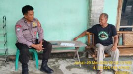 Anggota Polsek Buay Madang Timur, Aiptu Sahrul Munir (kiri), berbincang dengan seorang warga saat melaksanakan kegiatan sambang kamtibmas di Desa Sumber Asri, Kecamatan Buay Madang Timur, Kabupaten OKU Timur. 