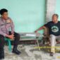 Anggota Polsek Buay Madang Timur, Aiptu Sahrul Munir (kiri), berbincang dengan seorang warga saat melaksanakan kegiatan sambang kamtibmas di Desa Sumber Asri, Kecamatan Buay Madang Timur, Kabupaten OKU Timur. 