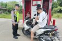 Personel Polsek Buay Madang Timur Brigadir Tedy Heryadi (kiri) memberikan imbauan kamtibmas kepada pengendara sepeda motor dan pengelola Pertashop BK 4 di Kecamatan Buay Madang Timur, Kabupaten OKU Timur. 