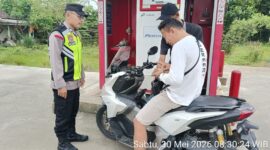 Personel Polsek Buay Madang Timur Brigadir Tedy Heryadi (kiri) memberikan imbauan kamtibmas kepada pengendara sepeda motor dan pengelola Pertashop BK 4 di Kecamatan Buay Madang Timur, Kabupaten OKU Timur. 