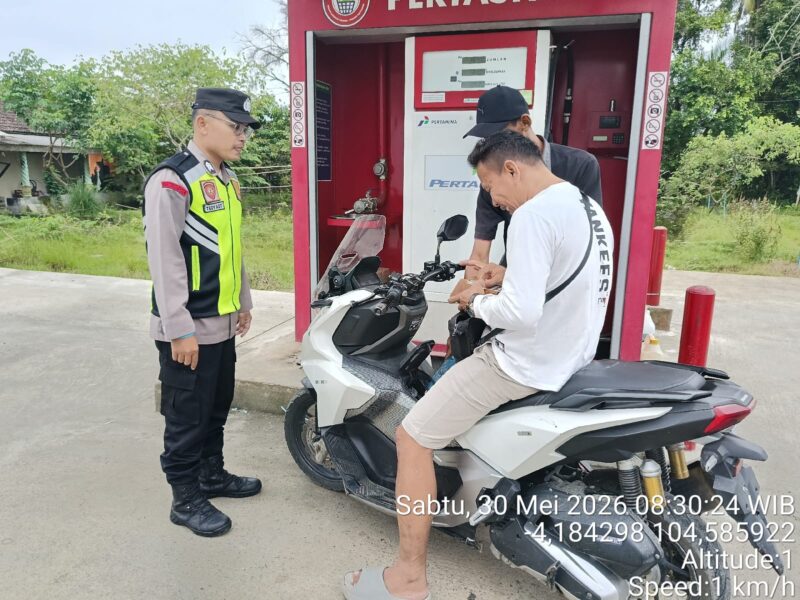 Personel Polsek Buay Madang Timur Brigadir Tedy Heryadi (kiri) memberikan imbauan kamtibmas kepada pengendara sepeda motor dan pengelola Pertashop BK 4 di Kecamatan Buay Madang Timur, Kabupaten OKU Timur. 