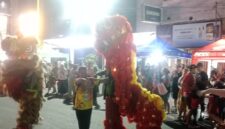 Pertunjukan Barongsai memeriahkan pelaksanaan Car Free Night (CFN) di Jalan Kolonel Atmo, Palembang, Sabtu (30/5/2026) malam.