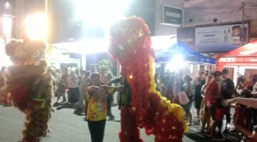 Pertunjukan Barongsai memeriahkan pelaksanaan Car Free Night (CFN) di Jalan Kolonel Atmo, Palembang, Sabtu (30/5/2026) malam.