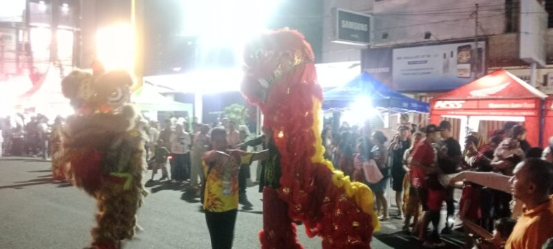 Pertunjukan Barongsai memeriahkan pelaksanaan Car Free Night (CFN) di Jalan Kolonel Atmo, Palembang, Sabtu (30/5/2026) malam.