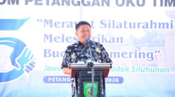 Gubernur Sumatera Selatan, Herman Deru, memberikan sambutan pada acara Silaturahmi Forum Komunikasi (Forkom) Petanggan OKU Timur ke-5 di Desa Petanggan, Kecamatan Belitang Mulya, OKU Timur. 