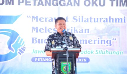 Gubernur Sumatera Selatan, Herman Deru, memberikan sambutan pada acara Silaturahmi Forum Komunikasi (Forkom) Petanggan OKU Timur ke-5 di Desa Petanggan, Kecamatan Belitang Mulya, OKU Timur.