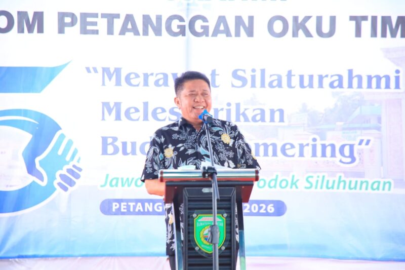 Gubernur Sumatera Selatan, Herman Deru, memberikan sambutan pada acara Silaturahmi Forum Komunikasi (Forkom) Petanggan OKU Timur ke-5 di Desa Petanggan, Kecamatan Belitang Mulya, OKU Timur. 