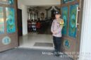Anggota Polsek Buay Madang Timur, Brigadir Tedy Heryadi, berjaga di pintu masuk Gereja Trinitas Bangun Sari BK 3, Kecamatan Buay Madang Timur, Kabupaten OKU Timur. 