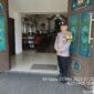 Anggota Polsek Buay Madang Timur, Brigadir Tedy Heryadi, berjaga di pintu masuk Gereja Trinitas Bangun Sari BK 3, Kecamatan Buay Madang Timur, Kabupaten OKU Timur. 