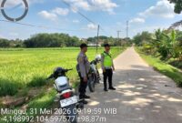 Personel Polsek Buay Madang Timur saat menggelar Patroli KRYD dan mitigasi Karhutla di kawasan Jalan Desa Srikaton, Kecamatan Buay Madang Timur, Kabupaten OKU Timur. 