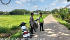 Personel Polsek Buay Madang Timur saat menggelar Patroli KRYD dan mitigasi Karhutla di kawasan Jalan Desa Srikaton, Kecamatan Buay Madang Timur, Kabupaten OKU Timur. 