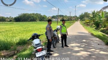 Personel Polsek Buay Madang Timur saat menggelar Patroli KRYD dan mitigasi Karhutla di kawasan Jalan Desa Srikaton, Kecamatan Buay Madang Timur, Kabupaten OKU Timur. 