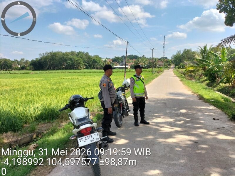 Personel Polsek Buay Madang Timur saat menggelar Patroli KRYD dan mitigasi Karhutla di kawasan Jalan Desa Srikaton, Kecamatan Buay Madang Timur, Kabupaten OKU Timur. 