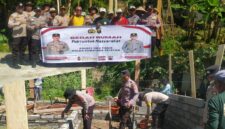 Kapolsek Buay Madang Timur Iptu Swisspo bersama personel kepolisian dan masyarakat membentangkan spanduk program