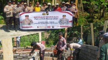 Kapolsek Buay Madang Timur Iptu Swisspo bersama personel kepolisian dan masyarakat membentangkan spanduk program