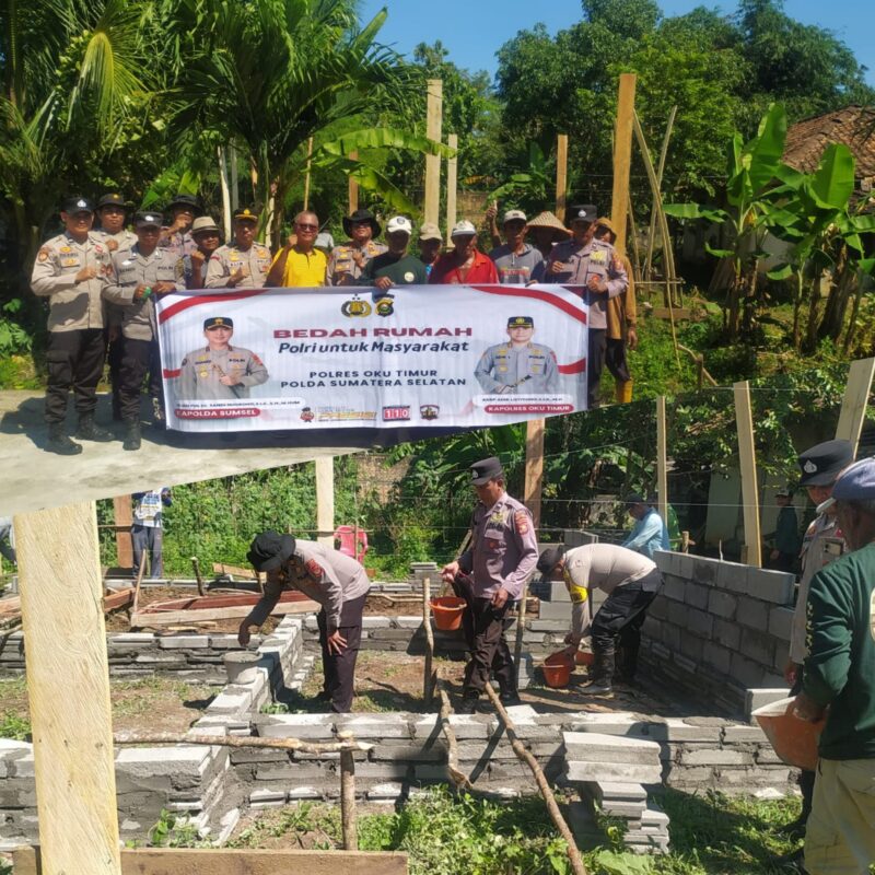 Kapolsek Buay Madang Timur Iptu Swisspo bersama personel kepolisian dan masyarakat membentangkan spanduk program 