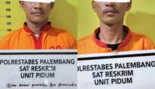 Pelaku beserta barang bukti saat diamankan di Polrestabes Palembang.
