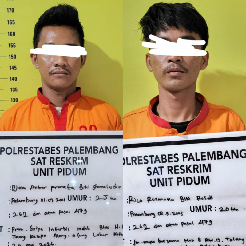 Pelaku beserta barang bukti saat diamankan di Polrestabes Palembang.