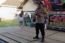 Bhabinkamtibmas Polsek Buay Madang Timur Bripka Nur Holik menyampaikan imbauan kamtibmas di atas panggung orgen tunggal saat menggelar operasi penertiban di Desa Gumuk Rejo, Kecamatan Buay Madang Timur, Kabupaten OKU Timur, Sumatera Selatan. 