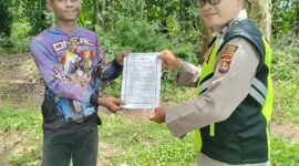 Personel Polsek Buay Madang Timur, Polres OKU Timur, memberikan lembaran Maklumat Kapolda Sumsel tentang larangan membakar hutan dan lahan kepada seorang warga di kawasan perkebunan Desa Kedu, Kecamatan Buay Madang Timur, Kabupaten OKU Timur, Sumatra Selatan. 