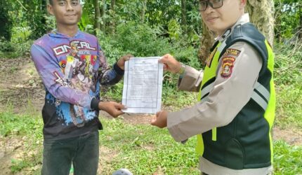 Personel Polsek Buay Madang Timur, Polres OKU Timur, memberikan lembaran Maklumat Kapolda Sumsel tentang larangan membakar hutan dan lahan kepada seorang warga di kawasan perkebunan Desa Kedu, Kecamatan Buay Madang Timur, Kabupaten OKU Timur, Sumatra Selatan.