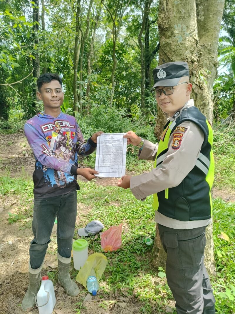 Personel Polsek Buay Madang Timur, Polres OKU Timur, menyerahkan selebaran Maklumat Kapolda Sumsel mengenai larangan pembakaran hutan dan lahan kepada seorang warga di Desa Kedu, Kecamatan Buay Madang Timur, Kabupaten OKU Timur, Sumatra Selatan. 