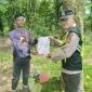 Personel Polsek Buay Madang Timur, Polres OKU Timur, menyerahkan selebaran Maklumat Kapolda Sumsel mengenai larangan pembakaran hutan dan lahan kepada seorang warga di Desa Kedu, Kecamatan Buay Madang Timur, Kabupaten OKU Timur, Sumatra Selatan. 