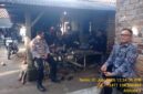Personel Polsek Buay Madang Timur, Aiptu Sahrul Munir, berbincang dan memberikan imbauan keamanan kepada warga saat melaksanakan kegiatan sambang di Desa Tanjung Mulya, Kecamatan Buay Madang Timur, Kabupaten OKU Timur. 