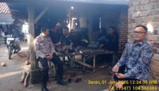 Personel Polsek Buay Madang Timur, Aiptu Sahrul Munir, berbincang dan memberikan imbauan keamanan kepada warga saat melaksanakan kegiatan sambang di Desa Tanjung Mulya, Kecamatan Buay Madang Timur, Kabupaten OKU Timur. 