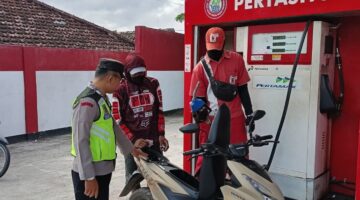 Personel Polsek Buay Madang Timur berdialog dengan seorang pengendara motor saat memantau pengisian BBM di Pertashop BK 4, Kecamatan Buay Madang Timur. 