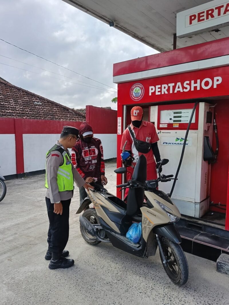 Personel Polsek Buay Madang Timur berdialog dengan seorang pengendara motor saat memantau pengisian BBM di Pertashop BK 4, Kecamatan Buay Madang Timur. 