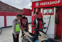 Personel Polsek Buay Madang Timur, Bripka Nur Holik, memberikan imbauan kamtibmas kepada seorang pengendara sepeda motor saat melakukan patroli dialogis di Pertashop BK 4, Kecamatan Buay Madang Timur, Kabupaten OKU Timur. 