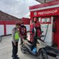 Personel Polsek Buay Madang Timur, Bripka Nur Holik, memberikan imbauan kamtibmas kepada seorang pengendara sepeda motor saat melakukan patroli dialogis di Pertashop BK 4, Kecamatan Buay Madang Timur, Kabupaten OKU Timur. 