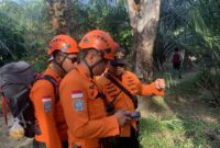 Tim SAR Gabungan lakukan pencairan terhadap lansia yang hilang. Foto: dokumen Basarnas Palembang.