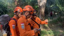 Tim SAR Gabungan lakukan pencairan terhadap lansia yang hilang. Foto: dokumen Basarnas Palembang.
