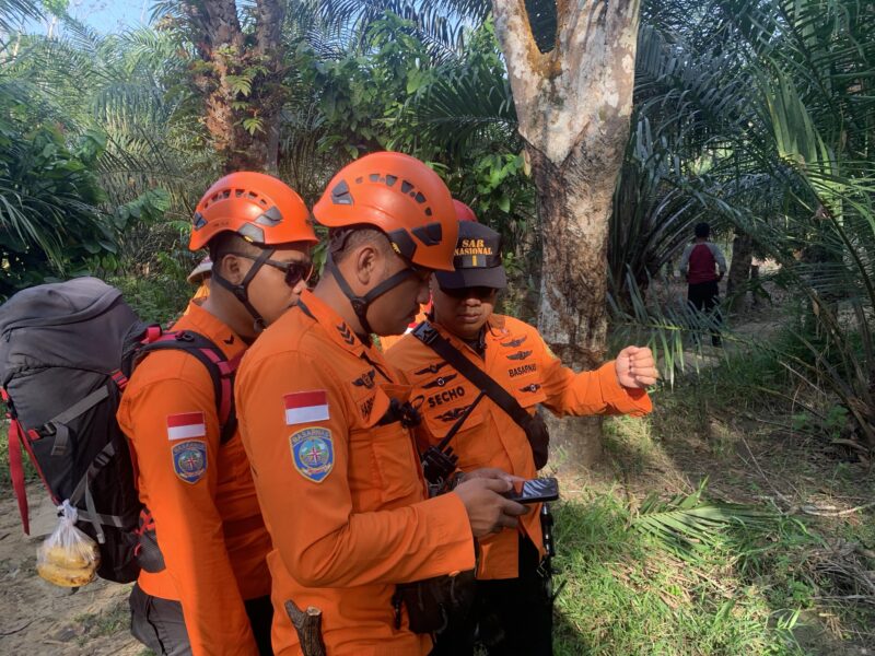Tim SAR Gabungan lakukan pencairan terhadap lansia yang hilang. Foto: dokumen Basarnas Palembang.