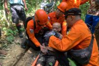 Kakek 80 tahun ditemukan dalam keadaan selamat. Foto: dokumen Basarnas Palembang.