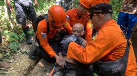 Kakek 80 tahun ditemukan dalam keadaan selamat. Foto: dokumen Basarnas Palembang.