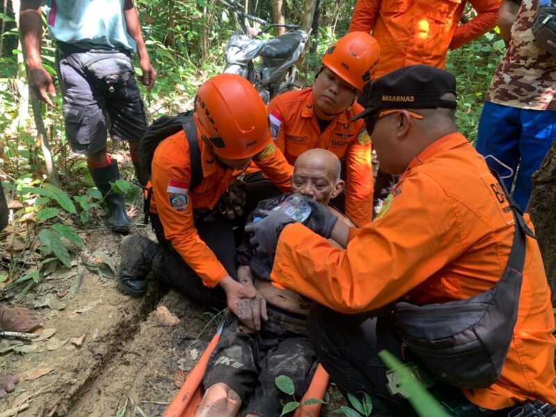 Kakek 80 tahun ditemukan dalam keadaan selamat. Foto: dokumen Basarnas Palembang.