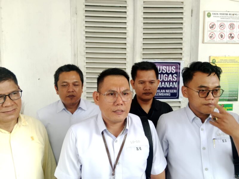 Foto kuasa hukum terdakwa Yansori, Sapriadi Syamsudin SH MH saat ditemui di PN Palembang, Selasa (2/6/2026)