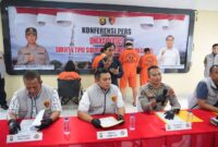 Para tersangka saat dihadirkan dalam press release di Polda Sumsel.