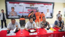 Para tersangka saat dihadirkan dalam press release di Polda Sumsel.