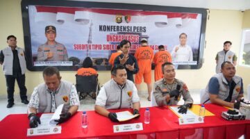 Para tersangka saat dihadirkan dalam press release di Polda Sumsel.