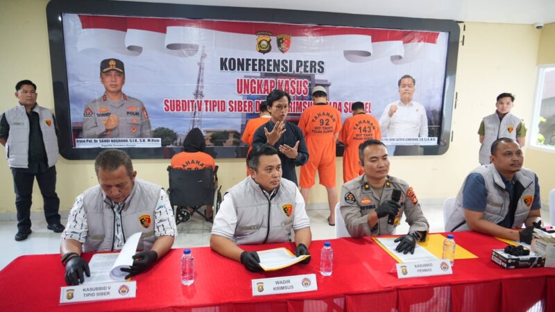 Para tersangka saat dihadirkan dalam press release di Polda Sumsel.