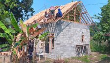 Sejumlah personel Polsek Buay Madang Timur bersama warga sekitar bergotong-royong memasang genteng pada rangka atap dalam program Bedah Rumah Polri Untuk Masyarakat di Desa Tugu Harum, Kecamatan Belitang Madang Raya, Kabupaten OKU Timur, Sumatera Selatan. 