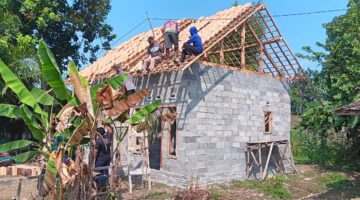 Sejumlah personel Polsek Buay Madang Timur bersama warga sekitar bergotong-royong memasang genteng pada rangka atap dalam program Bedah Rumah Polri Untuk Masyarakat di Desa Tugu Harum, Kecamatan Belitang Madang Raya, Kabupaten OKU Timur, Sumatera Selatan. 